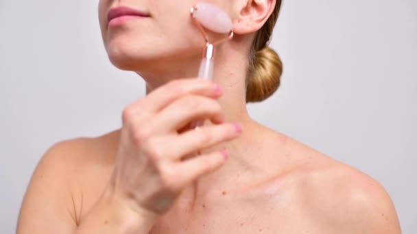 Schöne Frau Ohne Make Bekommt Massage Hals Mit Jade Gesichtsroller — Stockvideo