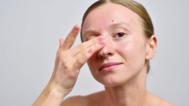 Φροντίδα Δέρματος Όμορφη Γυναίκα Υγιές Δέρμα Χωρίς Μακιγιάζ Αγγίζει Πρόσωπό — Αρχείο Βίντεο