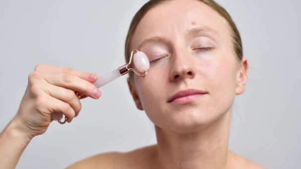 Hermosa Mujer Sin Maquillaje Conseguir Masajear Cara Usando Rodillo Facial — Vídeo de stock