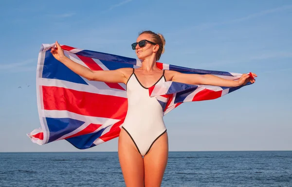 Національний Прапор Єднаного Королівства Чудова Патріотична Жінка Тримає Пляжі Британський — стокове фото