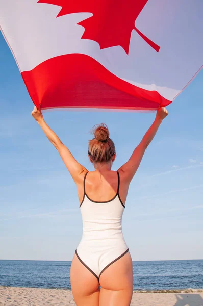 Kanadská Národní Vlajka Krásná Vlastenecká Žena Drží Kanadskou Vlajku Pláži — Stock fotografie