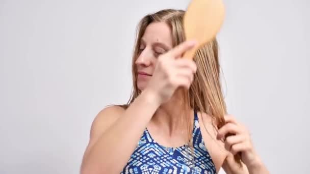 Beautiful Woman Shower Brushing Her Wet Hair Wooden Hairbrush — Stockvideo