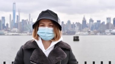 Koronavirüs salgını. Kadın, New York arka planında virüs salgını ve grip koruma maskesi takıyor.