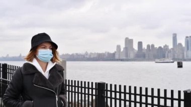 Koronavirüs salgını. Kadın koronavirüs maskesi takıyor ve New York 'ta grip salgını var.