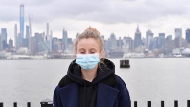 Coronavírus Mulher Está Usando Máscara Proteção Epidemia Vírus Gripe Fundo — Vídeo de Stock