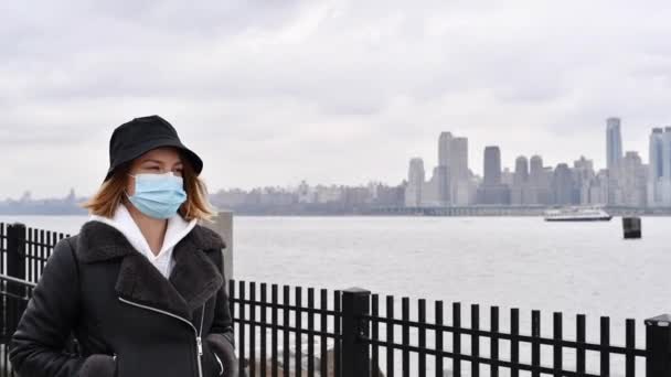 Coronavirus Pandemic Woman Wearing Protection Mask Coronavirus Flu Walking New — Stock Video