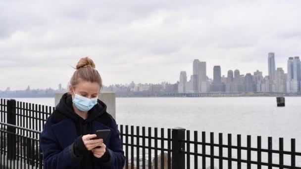 Coronavirus Pandemi Kvinna Bär Skyddsmask Virus Epidemi Och Använda Smarttelefon — Stockvideo