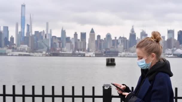 Coronavirus Pandemi Kvinna Bär Skyddsmask Virus Epidemi Och Använda Smarttelefon — Stockvideo