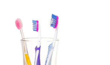 Diş hijyeni. Beyaz zemin üzerinde cam diş fırçaları