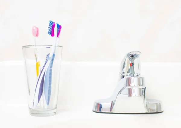 Higiene Dental Cepillos Dientes Vidrio Baño —  Fotos de Stock