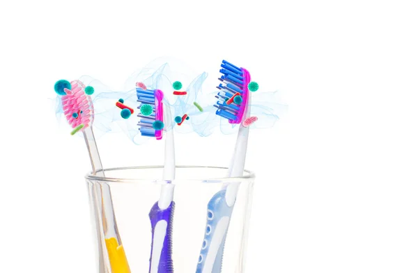 Hygiène Dentaire Brosses Dents Avec Bactéries Verre Sur Fond Blanc — Photo