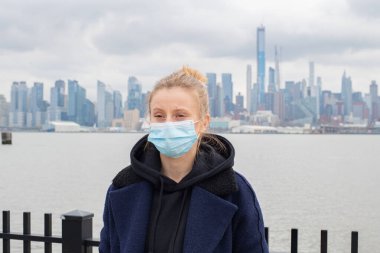Kadın tıbbi koruyucu maske takıyor. Koronavirüs salgını, bulaşıcı hastalıklar ve şehirdeki hava kirliliği sırasında sağlığın korunması