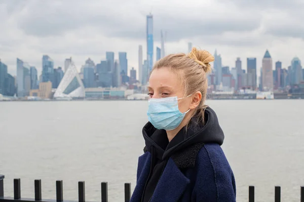 Mujer Lleva Máscara Médica Protectora Prevención Protección Salud Durante Epidemia —  Fotos de Stock