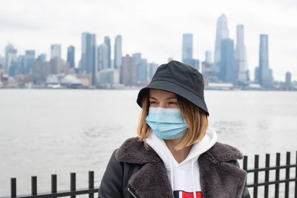 Mujer Lleva Máscara Médica Protectora Prevención Protección Salud Durante Epidemia —  Fotos de Stock
