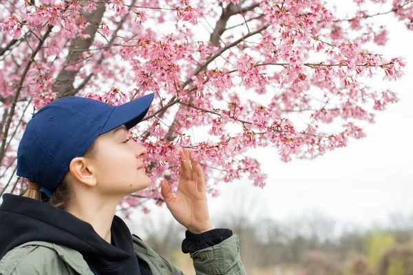 春の始まり 美しい女性が自然開花木を楽しんでいます 春のアレルギーコンセプト — ストック写真