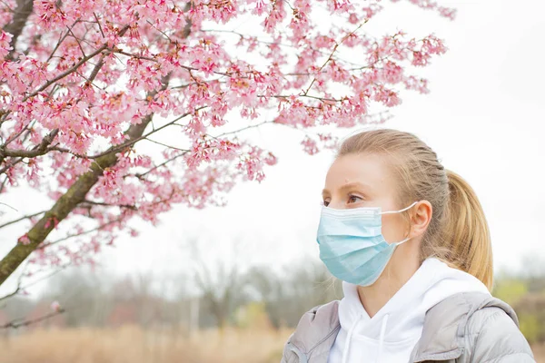 Início Primavera Mulher Nova Máscara Protetora Alergia Pólen Entre Árvores — Fotografia de Stock