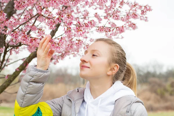 Începutul Primăverii Femeie Frumoasă Care Bucură Copacul Înflorit Natură Conceptul — Fotografie, imagine de stoc