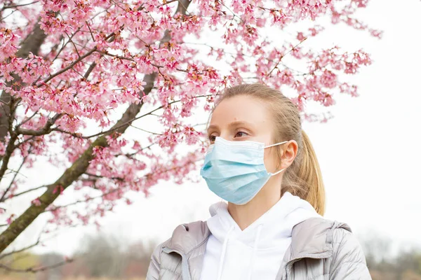 Início Primavera Mulher Nova Máscara Protetora Alergia Pólen Entre Árvores — Fotografia de Stock