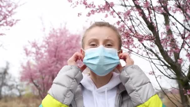 Schöne Frau Zieht Medizinische Maske Und Genießt Blühenden Baum Nach — Stockvideo