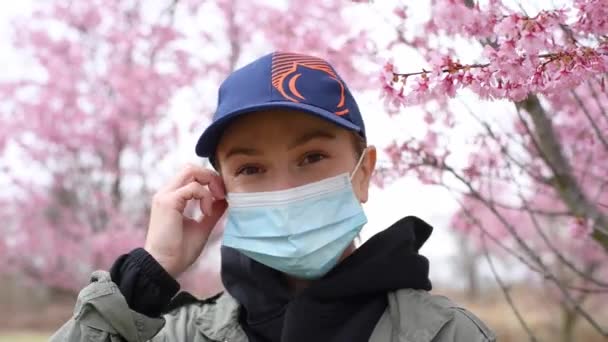 Güzel Kadın Tıbbi Bir Maske Takıyor Alerjiden Sonra Çiçek Açan — Stok video