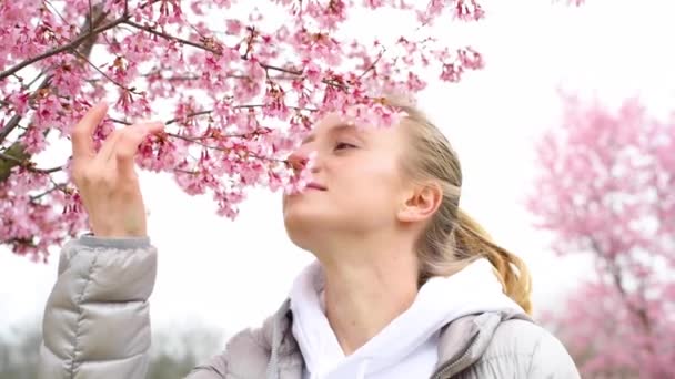 Frühlingsanfang Schöne Frau Genießt Die Natur Blühenden Baum Frühjahrsallergiekonzept — Stockvideo