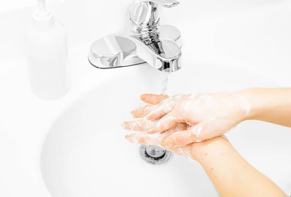 Μια Γυναίκα Πλένει Χέρια Της Σαπούνι Κάτω Από Τρεχούμενο Νερό — Φωτογραφία Αρχείου