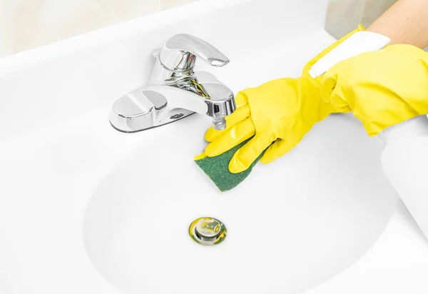 Mujer Guantes Goma Amarilla Limpieza Del Lavabo Del Baño Con — Foto de Stock