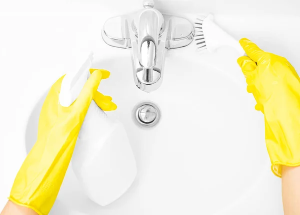 Vrouw Geel Rubber Handschoenen Het Reinigen Van Badkamer Wastafel Met — Stockfoto