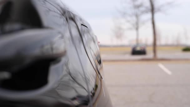 Dveře Nádrže Otvírají Detailní Kryt Nádrže Benzín Černého Auta — Stock video
