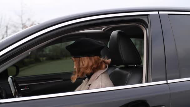 Hermosa Mujer Conduce Fuera Del Estacionamiento Incluyendo Marcha Atrás — Vídeo de stock