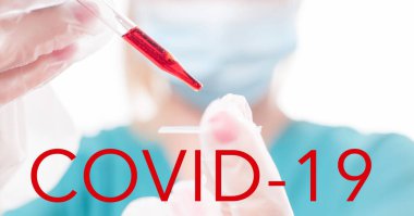 COVID-19 testi. Laboratuvardaki bilimsel numuneye bakan bilim adamı doktor Coronavirus aşısını araştırıyor. 2019-nCoV Kan Numunesi.
