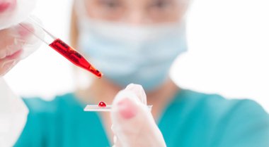COVID-19 testi. Laboratuvardaki bilimsel numuneye bakan bilim adamı doktor Coronavirus aşısını araştırıyor. 2019-nCoV Kan Numunesi.