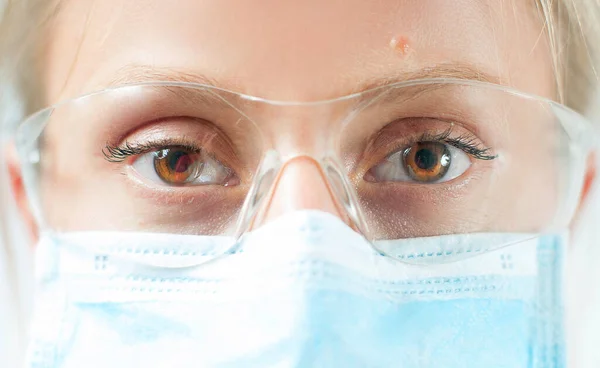 Zbliżenie Oczu Lekarza Okularach Ochronnych Masce Medycznej Wybuchowy Koronawirus — Zdjęcie stockowe