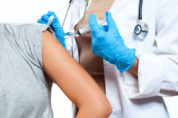 Médico Guantes Protectores Está Inyectando Vacuna Contra Coronavirus Brazo Del —  Fotos de Stock