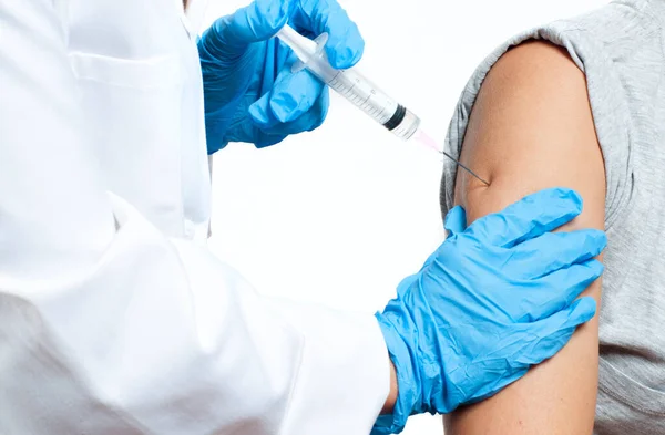 Médico Luvas Proteção Está Injetando Vacina Contra Coronavírus Braço Paciente — Fotografia de Stock