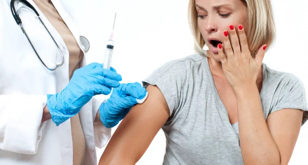 Lékař Ochranných Rukavicích Aplikuje Koronavirovou Vakcínu Pacientovi Paže Prevenci Imunizaci — Stock fotografie
