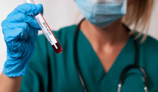2019 Ncov Lekarz Prowadzący Patrząc Próbkę Naukową Laboratorium Bada Szczepionkę — Zdjęcie stockowe