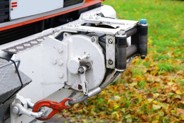 Güçlü vinç krikoyu acil durum itfaiye aracının önünde.