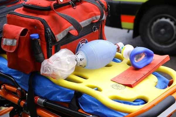 Breathing mask for emergency ambulance rescue stretcher trolleys — Stock Photo, Image