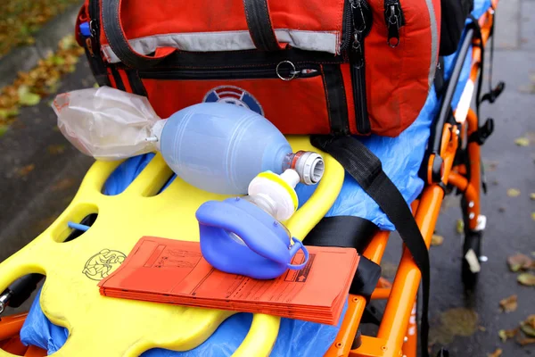 Breathing mask for emergency ambulance rescue stretcher trolleys — Stock Photo, Image