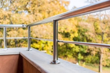 Bir balkon metal korkuluk yakın çekim. Sonbahar görünümü içinde belgili tanımlık geçmiş.