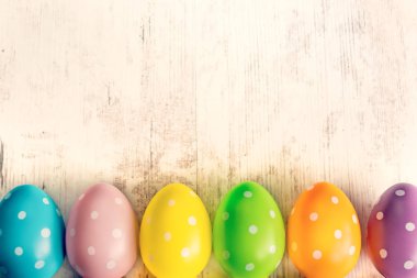 Renkli Paskalya yumurta arka plan. Beyaz ahşap masa. Kopya alanı.