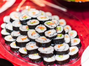 Bir tabak suşi rulo ile tam. 