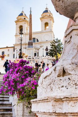 Roma, İtalya, 24 Nisan 2017. Çiçek çiçek ile İspanyol Merdivenleri.