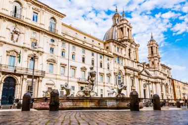 Ünlü Navona Meydanı /Piazza Navona /. Sant' Agnese kilise ve La Fontana del Moro önünde.