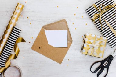 Bir zanaat zarf, Hediyelik kutu ve ambalaj malzemeleri Beyaz ahşap zemin üzerinde boş tebrik kartı. 