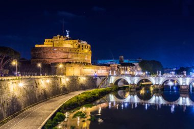 Sant Angelo Castle Roma, İtalya, gece.
