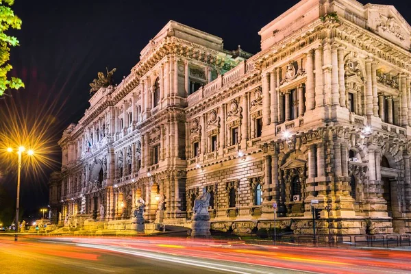 Igazságügyi palota, Róma, Olaszország-éjjel. Könnyű pályák hosszú expozíciós hatása. — Stock Fotó
