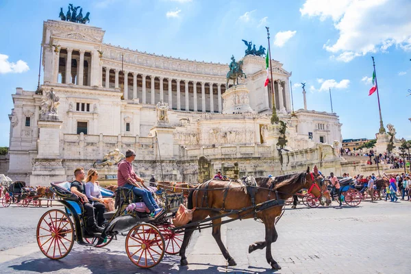 Roma, İtalya, 24 Nisan 2017. Venezia Meydanı /Piazza Venezia / ve Victor Emmanuel Sarayı turist gezi.