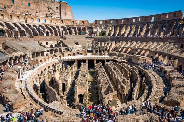 ROMA, ITÁLIA - 24 de abril de 2017. Vista interior do Coliseu com turistas passeios turísticos . — Fotografia de Stock